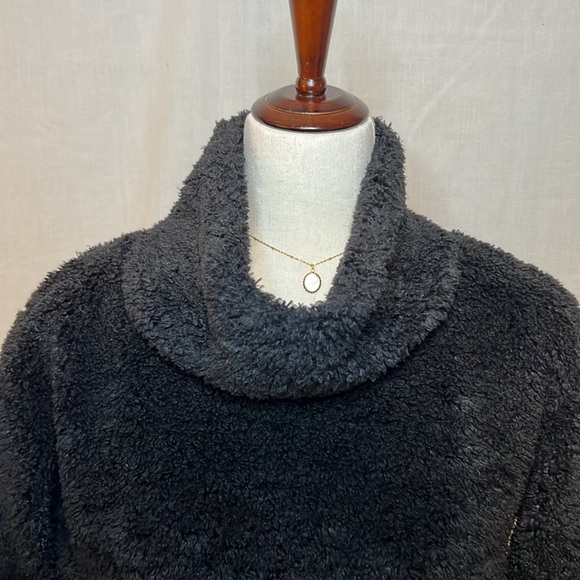 Lululemon black sherpa pull over jacket with front pocket - Picture 3 of 7